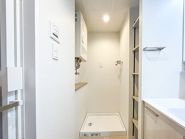 洗濯機置き場の上部や周囲にゆとりがある、作業のしやすい洗面空間です！脱衣スペースとしても十分な広さがあり、お風呂上がりの着替えもスムーズ。白を基調とした内装で、清潔感溢れる空間に仕上がっています！