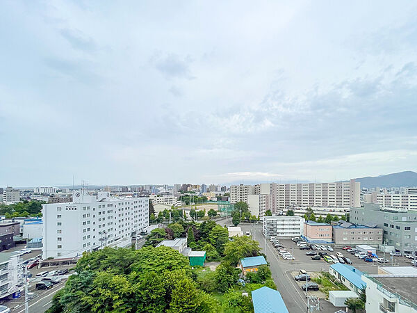 遮るものがなく、遠くまで綺麗に見渡せる開放的なバルコニーからの眺望です！広い空を身近に感じることができ、毎日のリフレッシュにぴったり。日当たりも良いため、お洗濯物もしっかりと乾かすことができます！