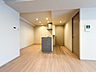リビング/ダイニング：建物全体の雰囲気と合わせた色調と素材のリノベーション。居心地よくホッととできる空間です。