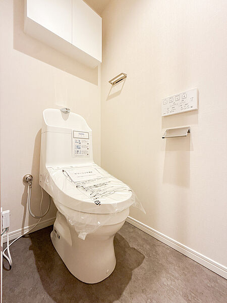 清潔感溢れる白を基調とした洗練されたトイレ空間です！