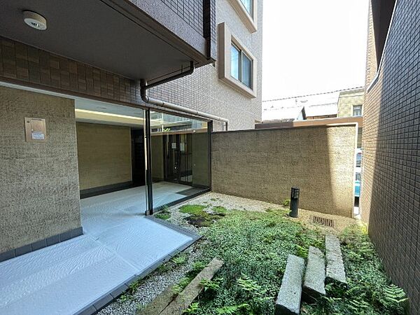 緑豊かな植栽がキレイに手入れされた上品なエントランスアプローチです！敷地内で自然の癒やしを感じられ、毎日の通勤や帰宅時にもほっと心が和みます♪清潔に維持管理されており、安全に行き来できますね！