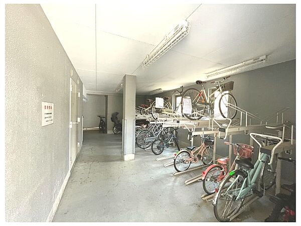 雨や風から大切な自転車を守れる屋根付きの駐輪場です！ラック式で整然と駐輪できるため出し入れもスムーズに行えます♪通勤や通学、お買い物で日常的に自転車を利用されるご家族にも安心の設備ですね！