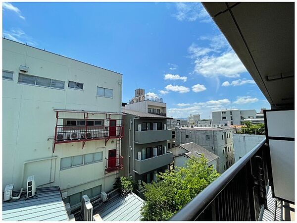 澄み渡る青空が広がり爽やかな風が吹き抜ける眺望です！しっかりと陽光が届く空間のため、毎朝気持ちよく深呼吸をしてリフレッシュできます♪お洗濯物もカラッと乾き、心地よく一日をスタートできますね！