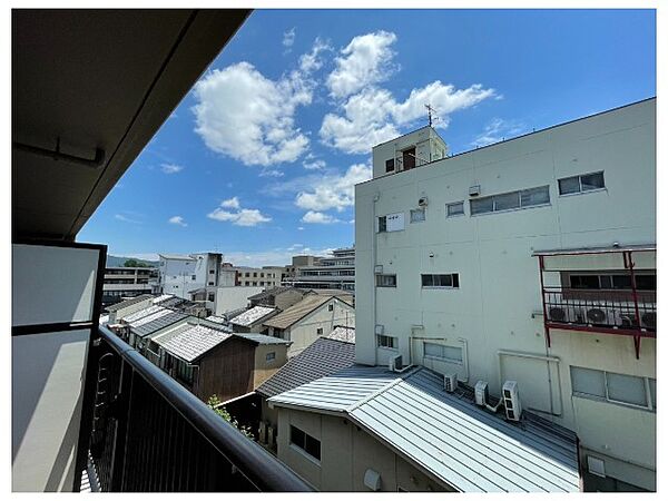 青空が心地よく広がり明るい日差しを感じられるバルコニーからの眺望です！のびのびと見渡せる開放的な空間で、毎朝気持ちよく深呼吸をしてリフレッシュできます♪陽光を浴びながら一日を気持ちよくスタートできます