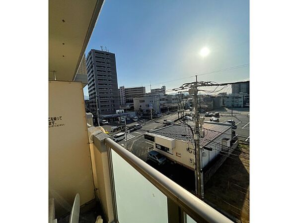 朝の澄んだ空気や、夕方に吹く清々しい風を感じられるバルコニー。十分な広さも確保しています。