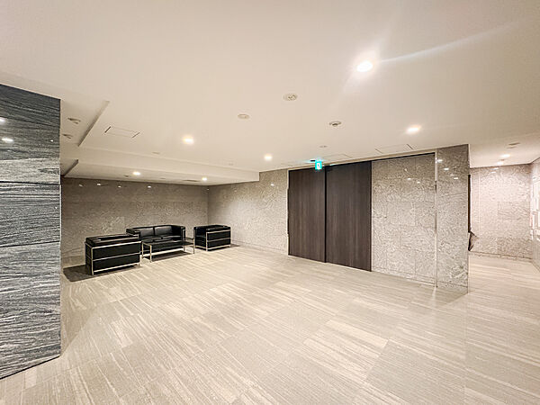 エントランス内部は管理が行き届き、清潔な共有スペースとなっています。安らぎを感じる空間です。
