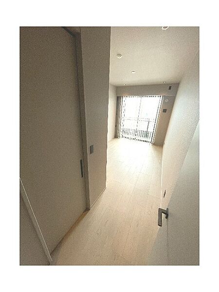 バルコニー窓からの自然光がお部屋奥まで差し込む明るい洋室です！シンプルな形状でベッドやデスクなどの家具配置がしやすく、寝室やリモートワークの作業スペースとしても心地よく活用できますね♪