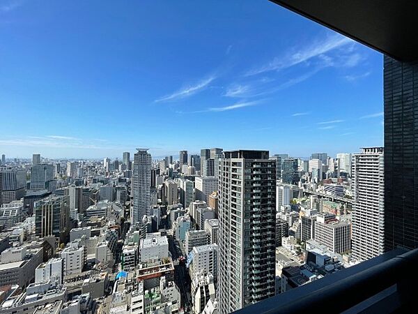 落ち着いた色調でデザインされたスタイリッシュな廊下です！壁面と一体化した扉や収納が配置されており、日常の生活感を隠して綺麗な空間を保ちやすいですね♪やわらかな照明が全体をあたたかく包み込みます！