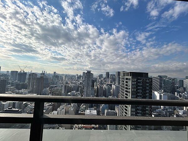 青空が広がる見晴らしのよい高層階からの素晴らしい眺望です！前面に高い遮蔽物がなく、心地よい自然光と風を感じながら過ごせますね♪休日には景色を眺めながらゆったりとお茶を楽しむ時間も過ごせます！