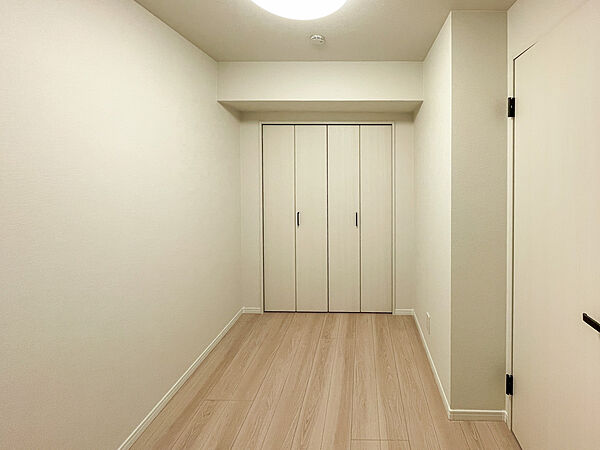 木目の美しいフローリングが広がるクリーンな洋室です！家具の配置がしやすいシンプルな間取りで、ベッドやデスクもすっきりと収まります。毎日のリラックスタイムをゆったりと心地よく過ごせる空間です！