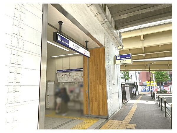 最寄り駅の出入口周辺は歩道がしっかりと整備された平坦なアプローチです！小さなお子様を連れての移動やベビーカーを押しながらの移動も快適でスムーズに行えます♪毎日の通勤や通学にも非常に便利な立地ですね！