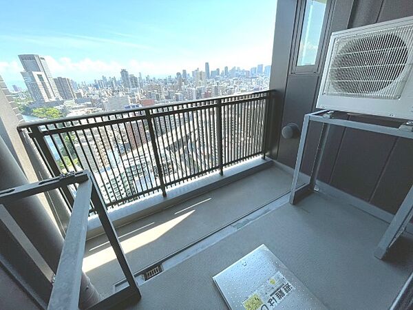 バルコニーから広大な空と綺麗な川を眺められる爽快な眺望です！周辺には大きな遮る建物がなく陽当たりや通風も良好です♪開放的な景観を楽しみながら、ご家族で心地よいリラックスタイムを満喫していただけます！