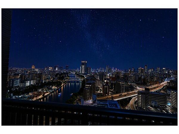 バルコニーからは息を呑むような美しい都市の夜景が一望できます！きらめく街の明かりと静寂な川のコントラストが心を癒します♪お仕事から帰宅した後、ご家族でロマンチックなひとときを過ごすことができますね！