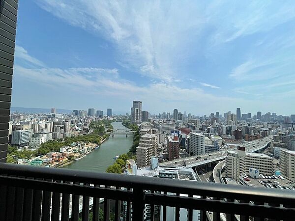 バルコニーから広大な空と綺麗な川を眺められる爽快な眺望です！周辺には大きな遮る建物がなく陽当たりや通風も良好です♪開放的な景観を楽しみながら、ご家族で心地よいリラックスタイムを満喫していただけます！
