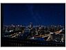周辺：バルコニーからは息を呑むような美しい都市の夜景が一望できます！きらめく街の明かりと静寂な川のコントラストが心を癒します♪お仕事から帰宅した後、ご家族でロマンチックなひとときを過ごすことができますね！