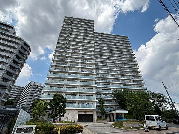 青空にそびえ立つ、大規模マンションです！エントランス周辺には綺麗にお手入れされた植栽があり、毎日緑を感じられます。