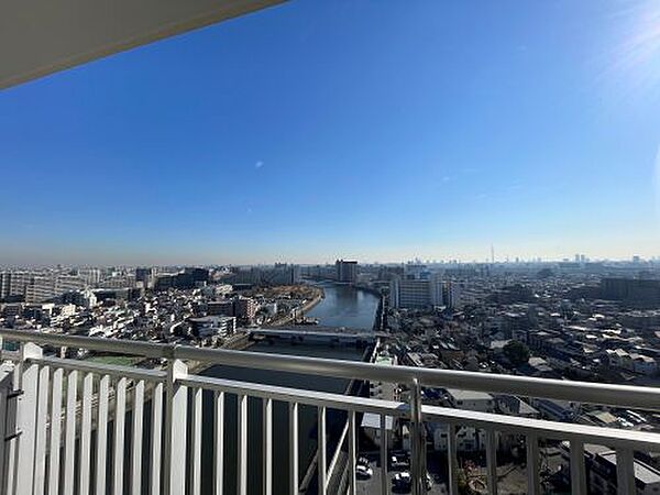 目の前に広がる青空と穏やかな川の流れを望む、開放感たっぷりのバルコニーです！