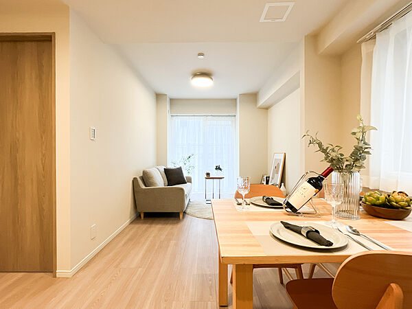 お部屋の形が綺麗なリビングの為、テーブルやソファなどの家具を一通り置くことができそうです♪