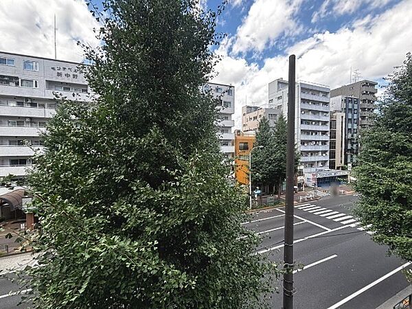 バルコニーからは緑の樹木と広がりのある空が望め、心地よい開放感を感じられます