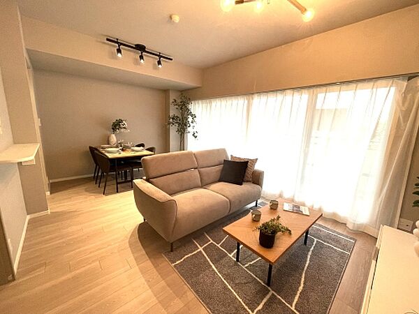 内装はシンプルに落ち着きのある空間にしています。ゆったりとしたひとときを過ごせそうです♪