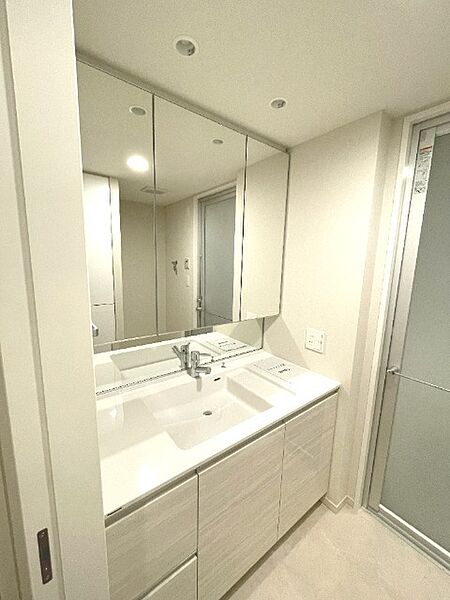 大きな三面鏡と広々としたカウンターを備えた清潔感あふれる洗面化粧台です！鏡裏や足元には豊富な収納があり洗面小物をスッキリ整理できます。忙しい朝の身支度も慌てることなくスムーズに行えますね♪