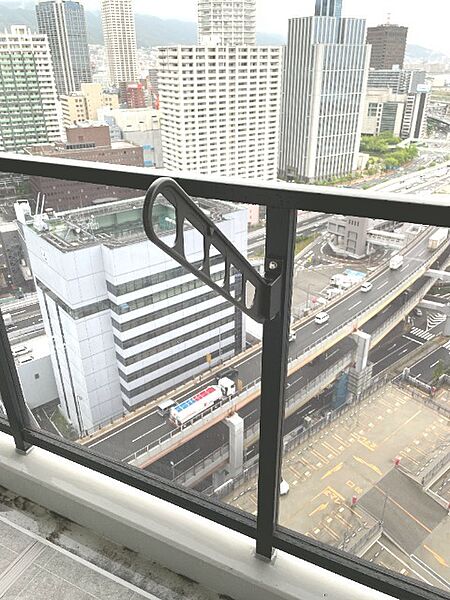 青空と街並みを見渡せる高層階ならではの爽快な眺望が魅力のバルコニーです！しっかり陽光が差し込むため、毎日の洗濯物もカラッと気持ちよく乾きそうですね♪開放的な景色に気分もリフレッシュできます！