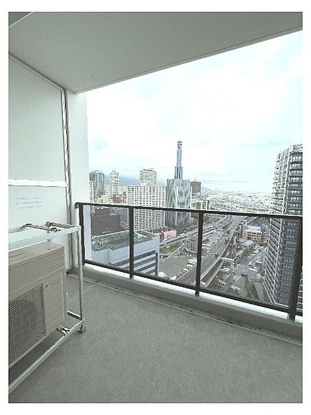 開放的な景色が見渡せるゆったりとした奥行きのあるバルコニーです！屋根があるため直射日光や小雨を避けやすく快適に過ごせます。椅子を置いて心地よい風を感じながら寛ぎのひとときを楽しめますね♪