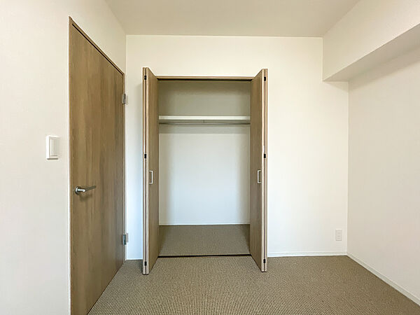 お部屋のコーナー部分を活かした使いやすい棚付き収納！高さを有効活用して衣類や荷物を仕舞えるため、室内を余計な家具で狭くすることなく広々と使っていただけます！