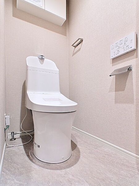 トイレは快適な温水洗浄便座付です。いつも清潔な空間であるよう配慮された造りです。