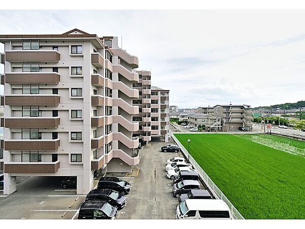 公園や海が徒歩圏内で自然がいっぱいスッキリ爽快な景色が広がります。心地良い開放感が暮らしにゆとりと充足感をもたらします。