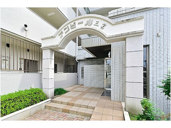 閑静な住宅街に佇むマンション。柔らかい色調とマットな素材が穏やかな雰囲気を奏でます。