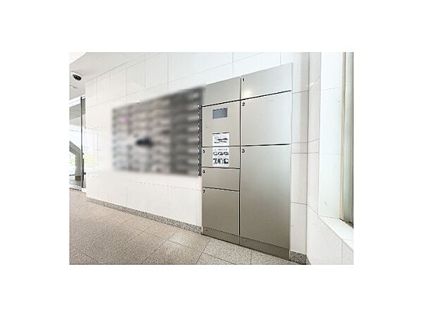 あると便利な宅配ボックス。ご不在時にも荷物を受け取る事ができて、再配達の手間が省けます。