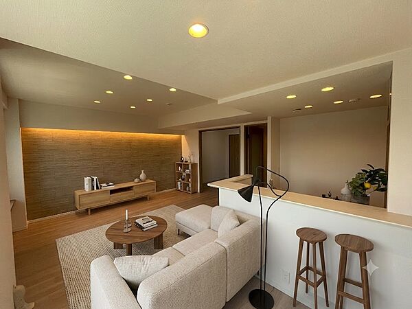 家具の配置イメージが湧きやすい広々としたリビングダイニングです！ソファやローテーブルを置いてもゆとりがあり、ご家族みんなでテレビを見たり会話を楽しみながら和気あいあいと過ごせる憩いの空間になります