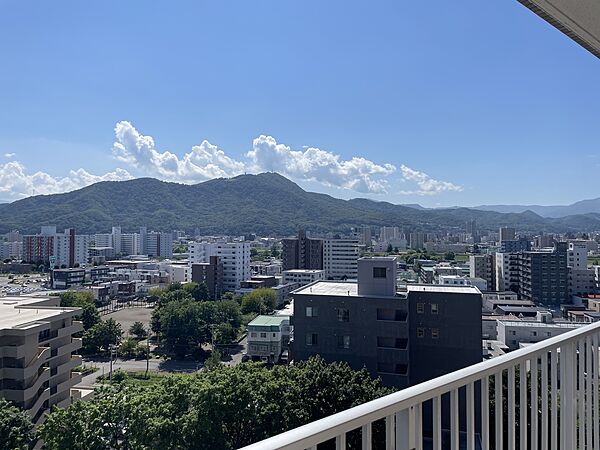 遠くの山々や街並みを一望できる開放感あふれる景色が広がっています！遮るものがなく心地よい風が吹き抜けるため、洗濯物も気持ちよく乾き、晴れた日にはバルコニーに出て気分転換を楽しむことができます