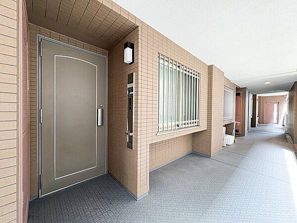 扉を開くと明るく暖かなお部屋がまっております。側面にはシューズボックスがついています。