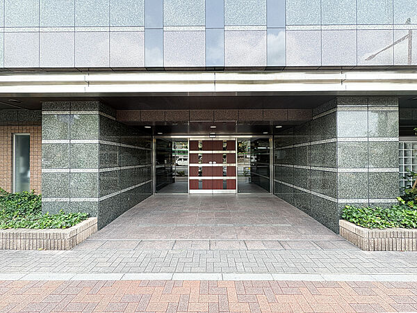 統一した色調でデザインされたマンションは周囲と調和した景観を生み出しています。