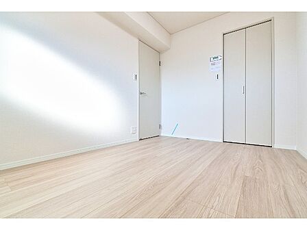 落ち着きのある柔らかな色調のお部屋。一日の疲れを癒す安らぎの空間です。