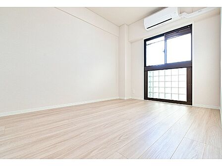 落ち着きのある柔らかな色調のお部屋。一日の疲れを癒す安らぎの空間です。