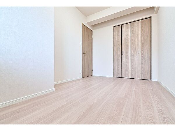 全空間で一貫したシンプルでスタイリッシュなデザイン。自分らしく飾る空間がここにあります。