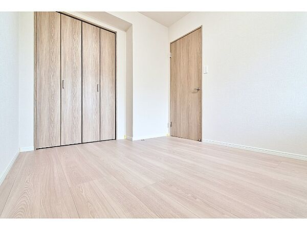 全空間で一貫したシンプルでスタイリッシュなデザイン。自分らしく飾る空間がここにあります。