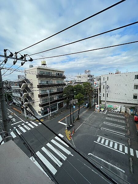バルコニーからの見晴らしが良く、前方に遮るものが少ないため心地よい開放感を感じられます！爽やかな風を感じながら朝のコーヒータイムを楽しんだり、青空を眺めてリフレッシュできる心地よい空間です♪