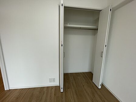 奥行きがあり両開きで開口部が広く取られたクローゼット！ハンガーパイプと上部棚を備えており、丈の長いコートや季節物の衣類をしっかり収納できます。お部屋の綺麗を簡単にキープできる設計です！