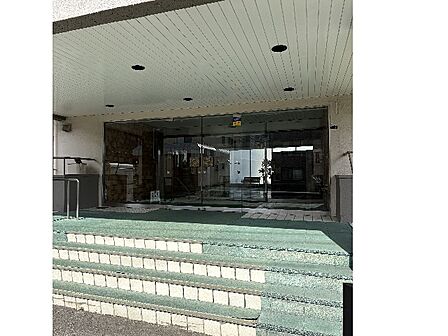 エントランスからエレベーターまで続く共用部は、車椅子やベビーカーもスムーズに移動できる安心のバリアフリー設計です。清潔感のある空間で、毎日の外出や帰宅も快適に行える、住まう人に優しい造りです
