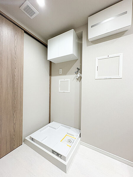 シンプルでアレンジしやすいデザインの洗面台。清潔感ある明るい空間です。