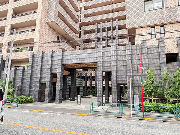 統一した色調でデザインされたマンションは周囲と調和した景観を生み出しています。