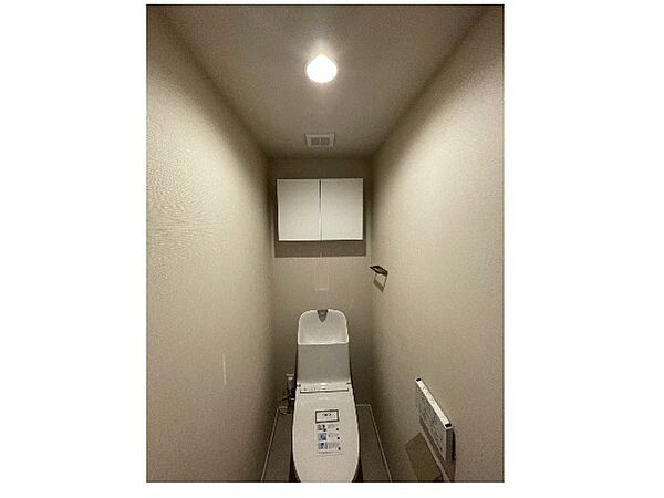 トイレは快適な温水洗浄便座付です。いつも清潔な空間であるよう配慮された造りです。