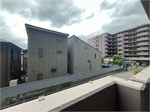柔らかな風と穏やかな陽だまりの下に広がる街並みを眺めながら一息つけます。