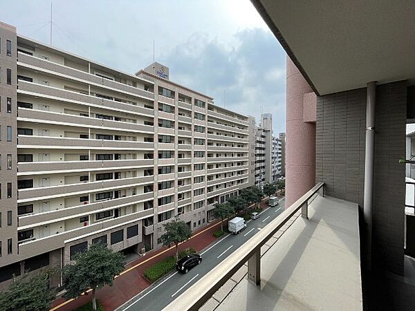 3方角部屋、バルコニーからの眺望。近隣の建物との間隔もしっかり取られて風通し良好です。