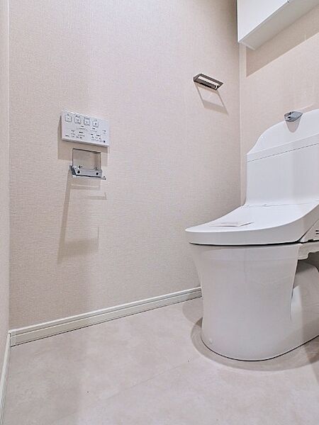 温水洗浄便座完備のトイレスペース。ついつい考え事をしてしまうほど落ち着く空間です。