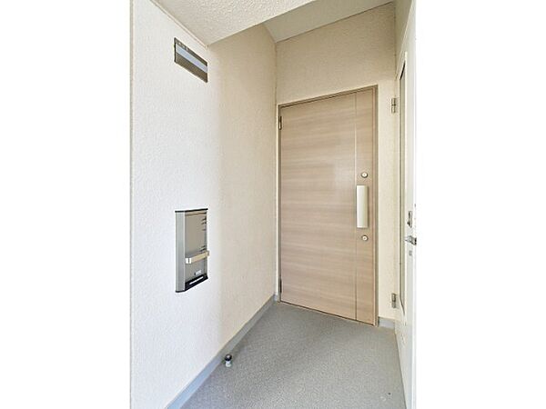 扉を開くと明るく暖かなお部屋がまっております。側面にはシューズボックスがついています。